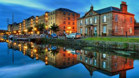 Tranquil City Reflections at Dusk wallpaper