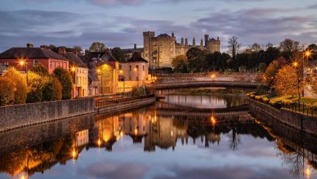 Serene Cityscape Reflections at Dusk wallpaper