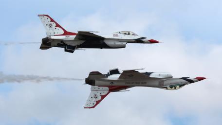 USAF Thunderbirds Performing at JBLM Expo wallpaper