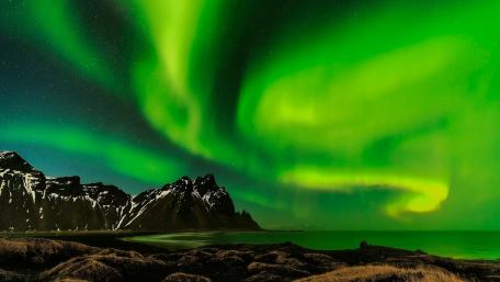 Polar lights above the Vestrahorn Mountains wallpaper