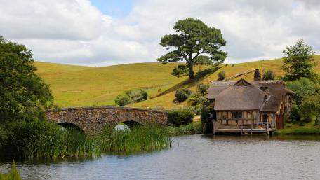 Serene Countryside Retreat in 4K wallpaper