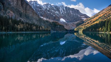 Majestic Mountain Reflections in Crystal Lake wallpaper