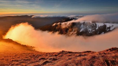Majestic Mountain Sunrise Glow wallpaper