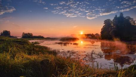 Sunrise Serenity Over Tranquil Waters wallpaper