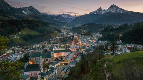 Mountainous Cityscape Glow at Dusk wallpaper