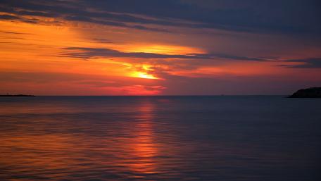 Majestic Sunset Over Tranquil Waters wallpaper