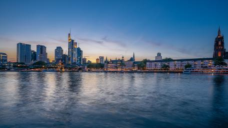 Serene Cityscape at Dusk wallpaper