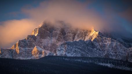 Majestic Sunrise Over Snowy Mountain Peaks wallpaper