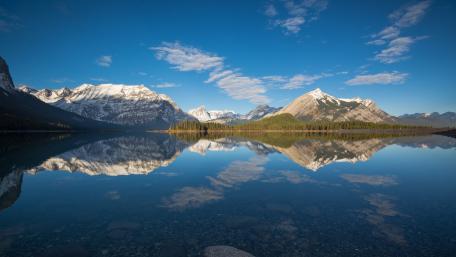Tranquil Mountain Lake Reflection wallpaper