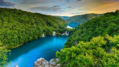 Serene Natural Paradise with Clear Blue Waters wallpaper