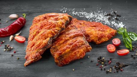 Spicy Barbecue Delight: Mouthwatering Ribs Displayed wallpaper