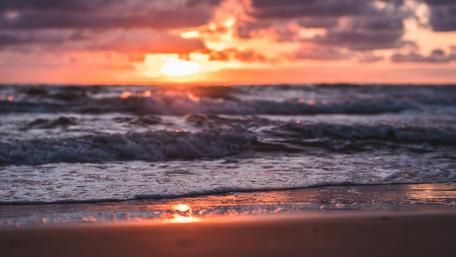Serene Sunset Over Ocean Waves wallpaper
