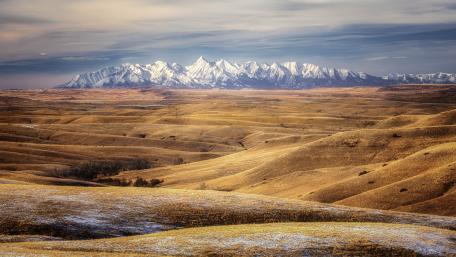 Majestic Mountain Ranges under Vast Skies wallpaper