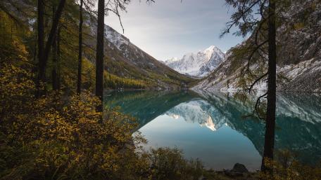 Serene Mountain Reflection in Tranquil Lake wallpaper