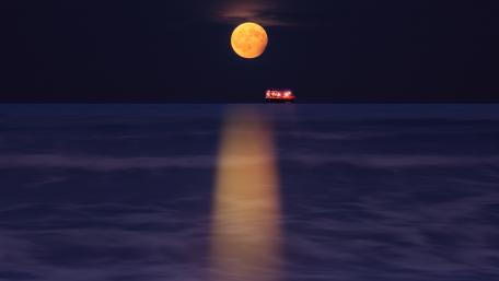 Moonlit Ocean Serenity at Night 5k wallpaper
