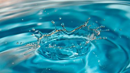 Aqua Elegance Captured in a Splash wallpaper