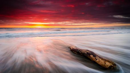 Serene Sunset Over Gentle Waves wallpaper