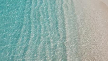 Ocean’s Tranquil Embrace: A Serene Shoreline Scene wallpaper