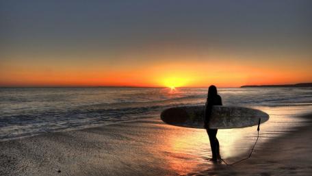 Serene Sunset Surfing Experience wallpaper
