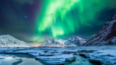Mystical Northern Lights over Snowy Peaks wallpaper