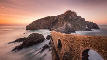 Serene Coastal Pathway at Dusk wallpaper