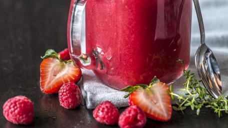 Fresh and Fruity Berry Smoothie Delightful Flavor Explosion wallpaper
