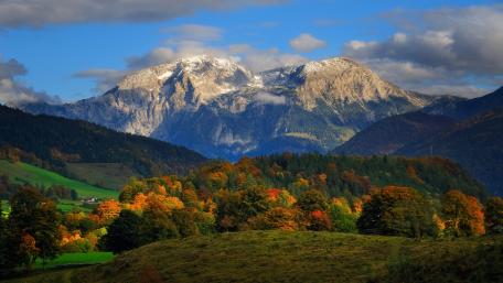 Autumn Majesty in the Mountain Landscape wallpaper