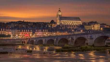 Serene Sunset Over the Arch Bridge and Cathedral wallpaper