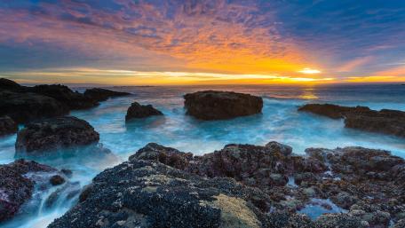 Sunset Serenity at Rocky Shore wallpaper