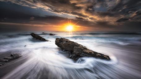 Serene Sunset Over Ocean Waves wallpaper
