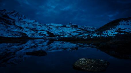 Twilight Serenity Over Reflective Lake wallpaper