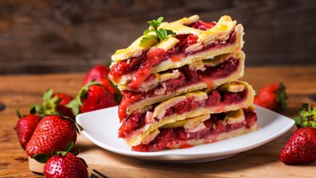 Delicious Strawberry Pie Delightful Layers of Flavorful Dessert Treats wallpaper