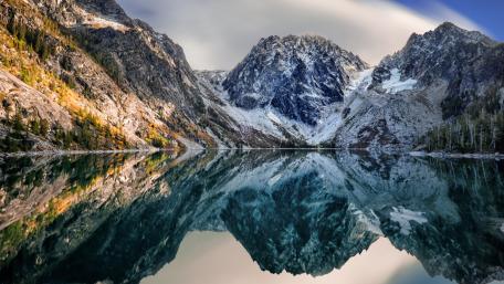 Serene Mountain Reflections at Dawn wallpaper