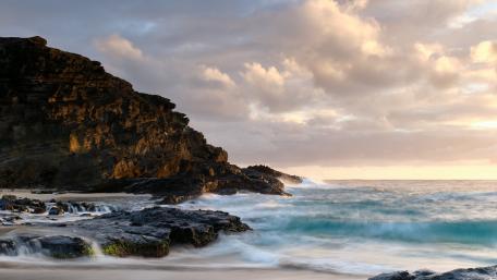 Serene Coastal Sunset Scene wallpaper
