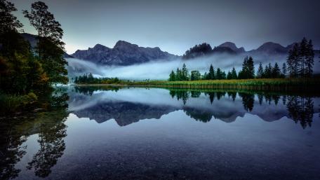 Serene Misty Lake Reflection at Dawn wallpaper