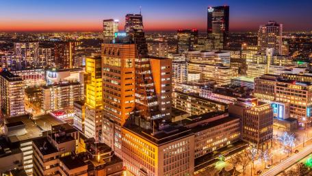 Stunning Cityscape at Dusk with Vibrant Lights wallpaper