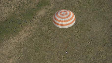 The Soyuz TMA-07M Spacecraft Landing with Expedition 35 Crew Members wallpaper