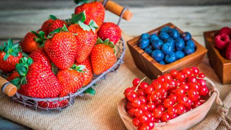 Bountiful Berries in 4K Splendor wallpaper