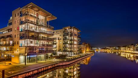 Urban Serenity at Night wallpaper