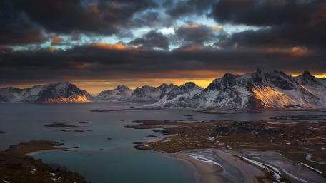 Majestic Mountain Sunset Over Tranquil Waters wallpaper