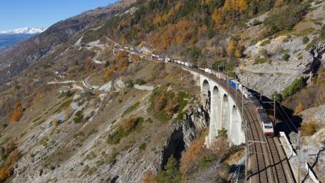Train Crossing the Luogelkin Viaduct wallpaper