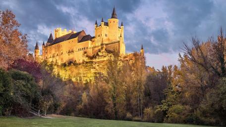 Majestic Castle Amidst Autumn Hues wallpaper