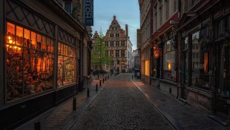 Charming Evening in Historic City Alley wallpaper