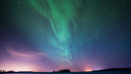 Mesmerizing Aurora Borealis on Starlit Horizon wallpaper
