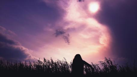 Woman silhouette under the purple sky wallpaper