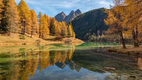 Autumn Reflections in a Tranquil Mountain Lake wallpaper