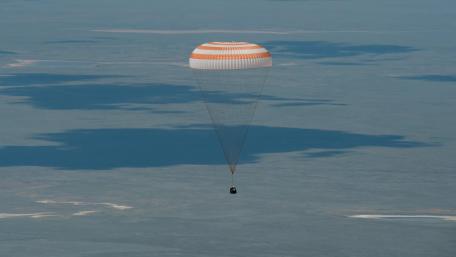 Expedition 47 Crew Members' Decent Aboard Soyuz TMA-19M wallpaper