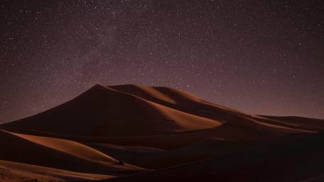 Starry Night Over Tranquil Desert Dunes wallpaper