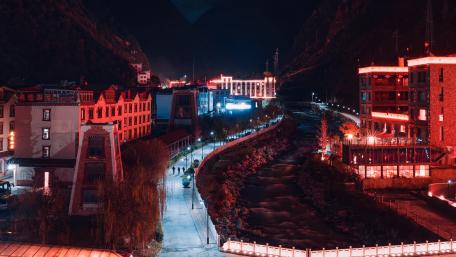 Vibrant Nighttime Cityscape in 4K Resolution wallpaper