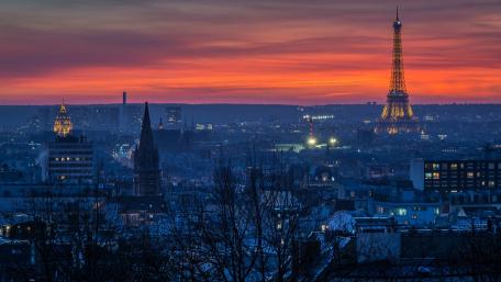 Eiffel Tower at Twilight in Paris wallpaper